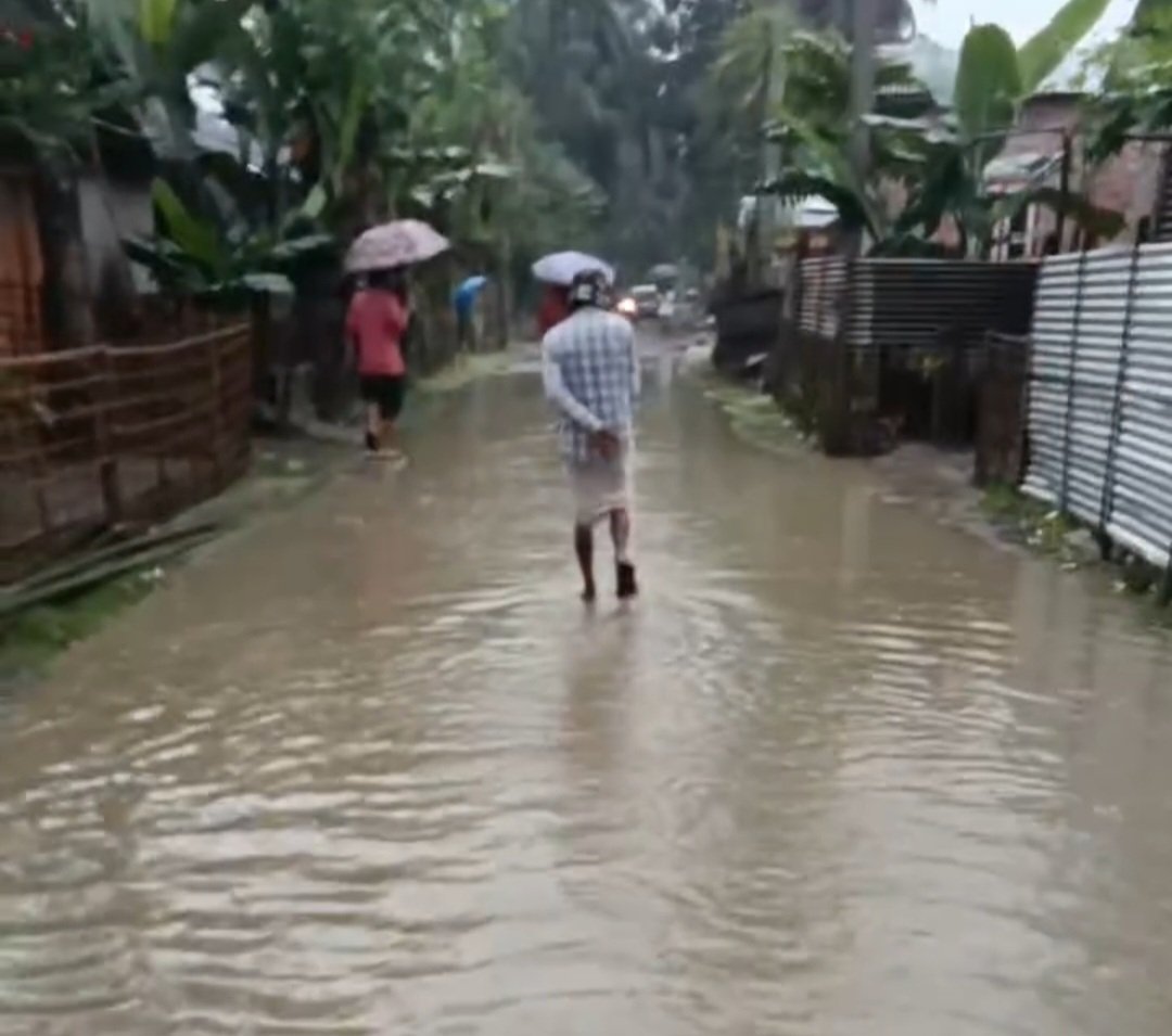 পশ্চিম বড়িগোগত বৰষুণৰ পানীত ডুবিল ৰাজপথ